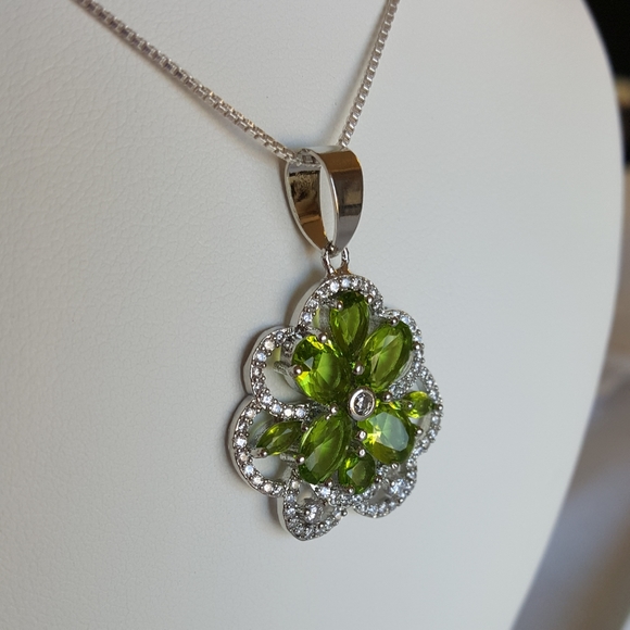 Peridot Green Zircon Pendant - Picture 7 of 9